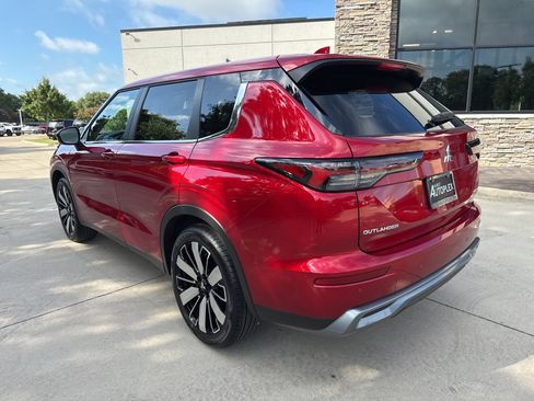 New 2025 Mitsubishi Outlander SE image 3