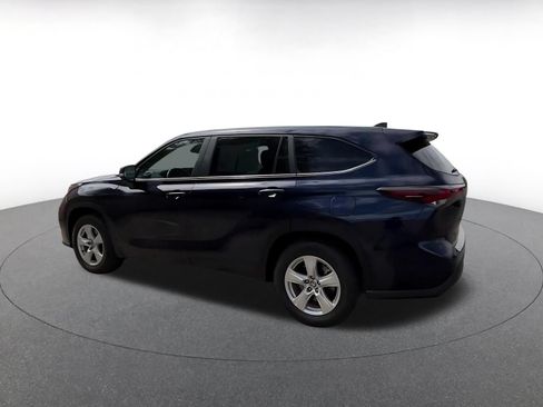 Used 2025 Toyota Highlander LE FWD image 10