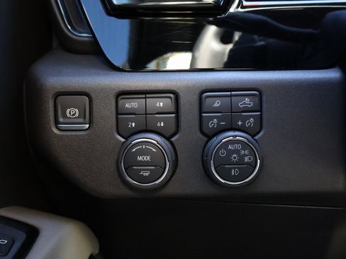 Used 2024 Chevrolet Silverado 1500 ZR2 image 31