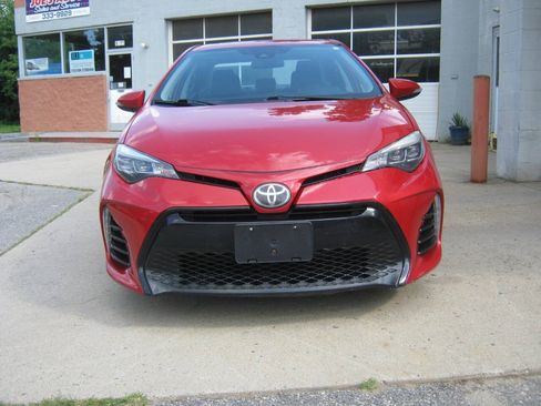Used 2018 Toyota Corolla SE w/ SE Premium Package FWD image 2