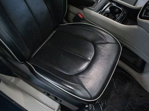 Used 2023 Chrysler Pacifica Limited FWD image 17