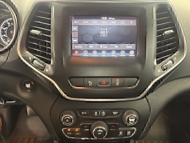 Used 2021 Jeep Cherokee Latitude Plus AWD/4WD image 15