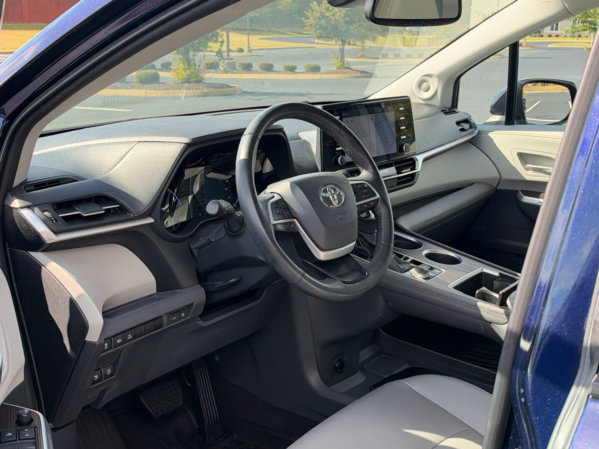 Used 2024 Toyota Sienna XLE w/ XLE Plus Package AWD/4WD image 11