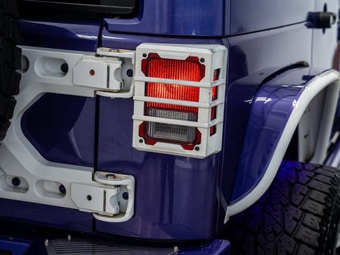 Used 2018 Jeep Wrangler Unlimited Sahara image 29