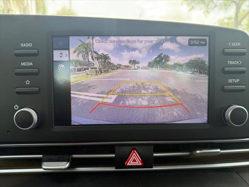 Used 2025 Hyundai Elantra SE FWD image 21