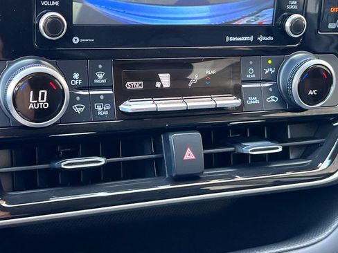 Used 2022 Toyota Highlander LE FWD image 24