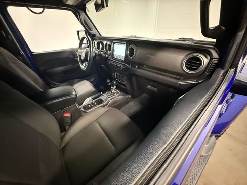 Used 2018 Jeep Wrangler Unlimited Sahara AWD/4WD image 59