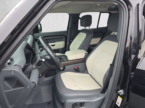 Used 2023 Land Rover Defender 110 X-Dynamic SE image 15