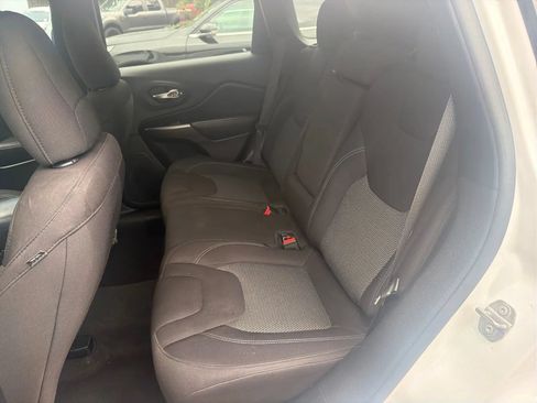 Used 2021 Jeep Cherokee Latitude FWD image 13