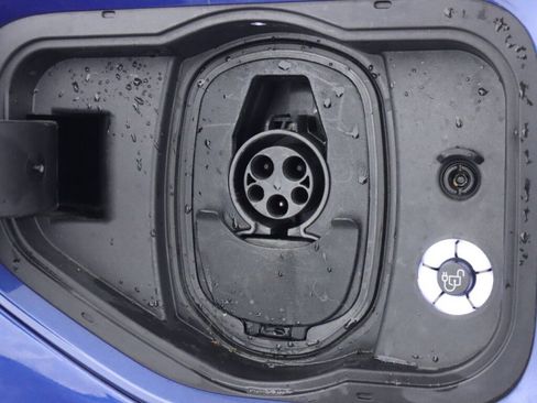 Used 2022 Ford F150 Lightning Lariat image 41