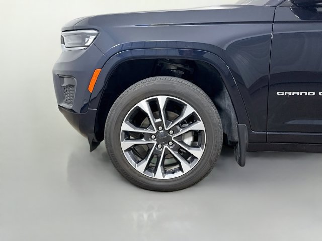 Used 2025 Jeep Grand Cherokee Overland w/ Luxury Tech Group IV AWD/4WD image 32
