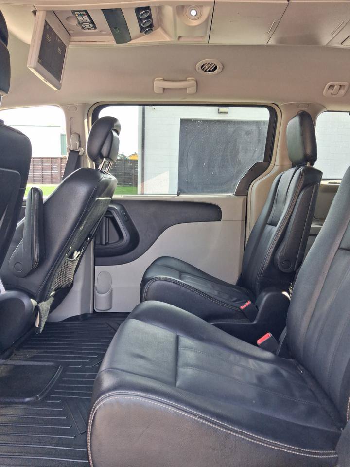 Used 2014 Chrysler Town & Country Touring FWD image 7