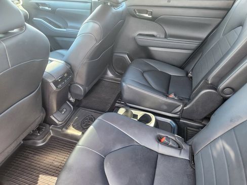 Used 2024 Toyota Highlander XLE image 9