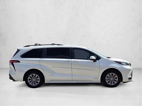Used 2021 Toyota Sienna XLE FWD image 4