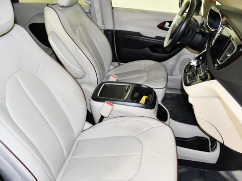 Used 2017 Chrysler Pacifica Limited FWD image 41