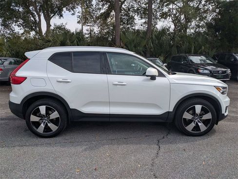 Used 2021 Volvo XC40 T5 Momentum w/ Protection Package Premier image 3
