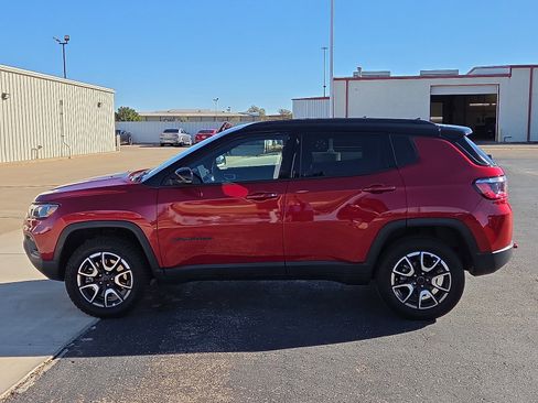 Used 2025 Jeep Compass Trailhawk image 2