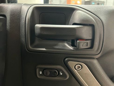 Used 2018 Jeep Wrangler Unlimited Sport S AWD/4WD image 24