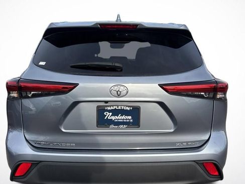 Used 2021 Toyota Highlander XLE AWD/4WD image 18