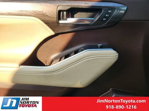 Used 2022 Toyota Highlander Platinum AWD/4WD image 24