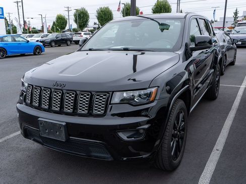 Used 2017 Jeep Grand Cherokee Altitude AWD/4WD image 3