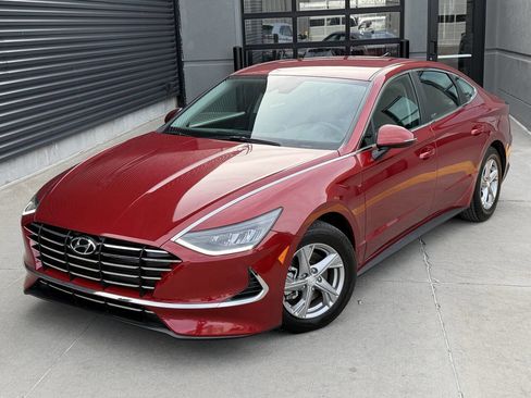 Used 2023 Hyundai Sonata SE image 2