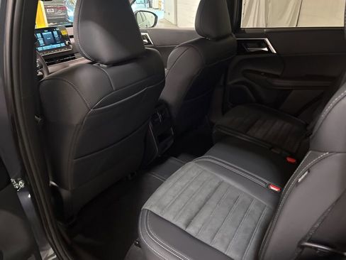 New 2025 Mitsubishi Outlander SE image 21