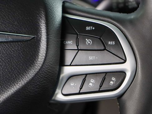 Used 2023 Chrysler Pacifica Touring-L FWD image 14