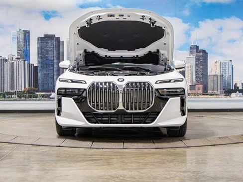 Used 2025 BMW 760i xDrive image 4