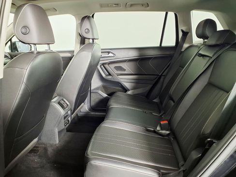 Used 2022 Volkswagen Tiguan SE w/ Panoramic Sunroof Package AWD/4WD image 13