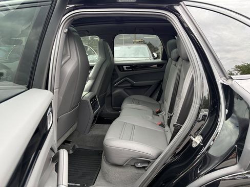 Used 2023 Porsche Cayenne w/ Premium Package AWD/4WD image 17