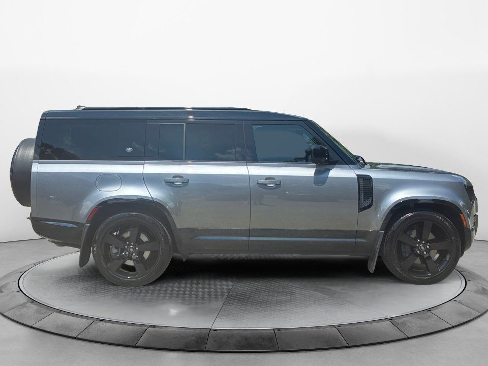 Used 2024 Land Rover Defender 130 X-Dynamic SE AWD/4WD image 8