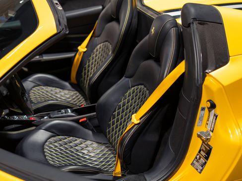 Used 2021 Ferrari F8 Tributo RWD image 35