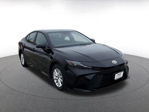 Used 2025 Toyota Camry LE image 3
