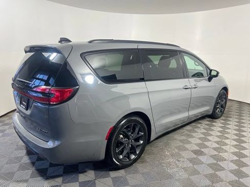 Certified 2025 Chrysler Pacifica Limited FWD image 12