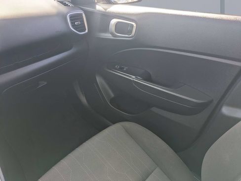 Used 2020 Hyundai Venue SE FWD image 16