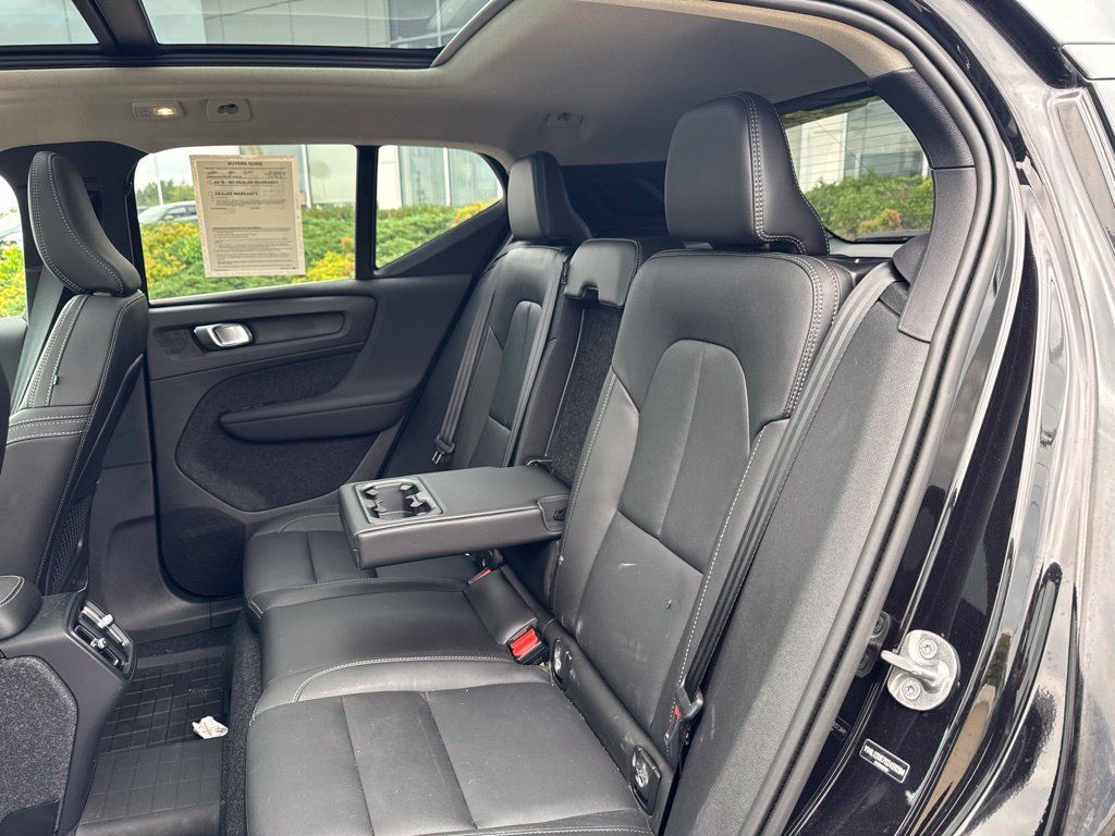 Certified 2025 Volvo XC40 B5 Plus w/ Protection Package Premier AWD/4WD image 24