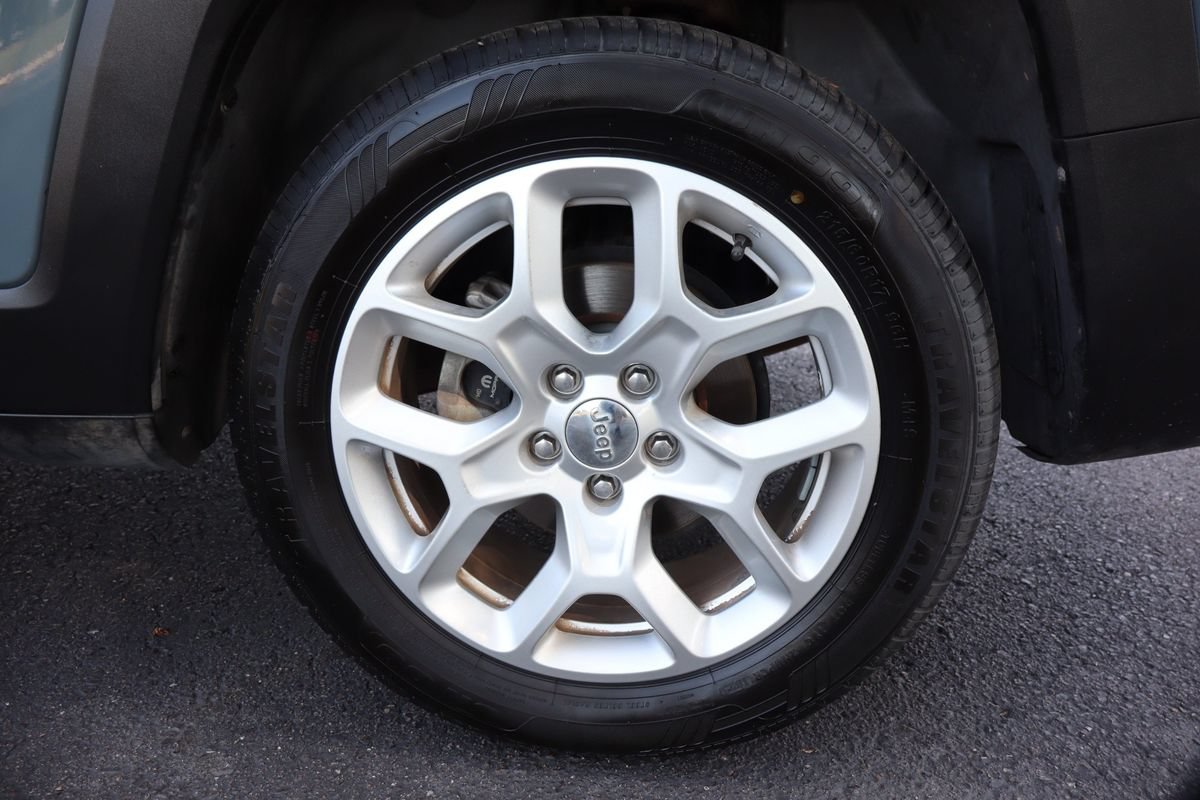 Used 2018 Jeep Renegade Latitude FWD image 41