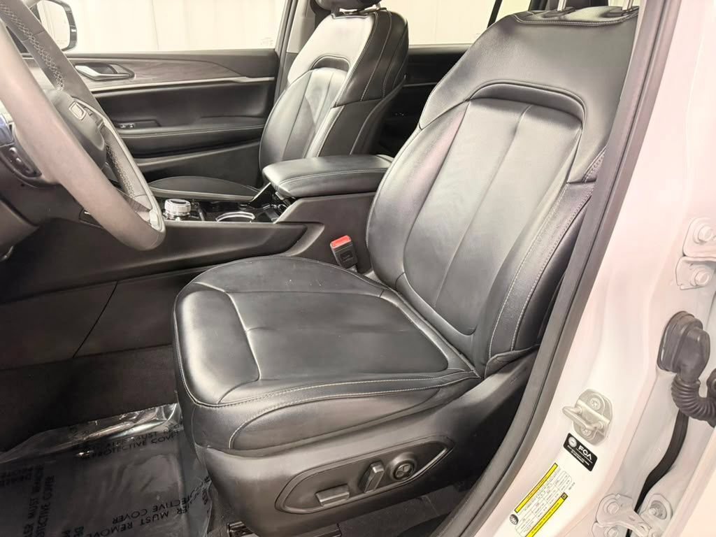 Used 2023 Jeep Grand Cherokee L Limited AWD/4WD image 29