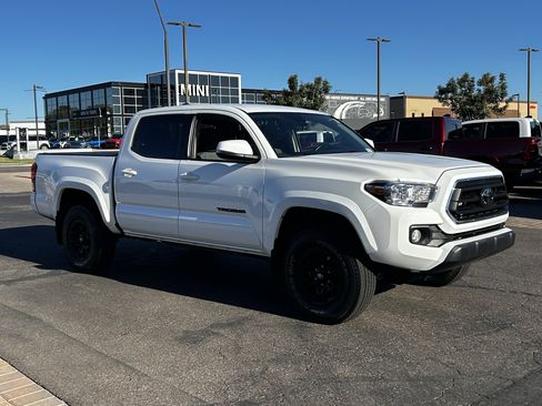 Used 2020 Toyota Tacoma SR5 w/ Technology Package image 4