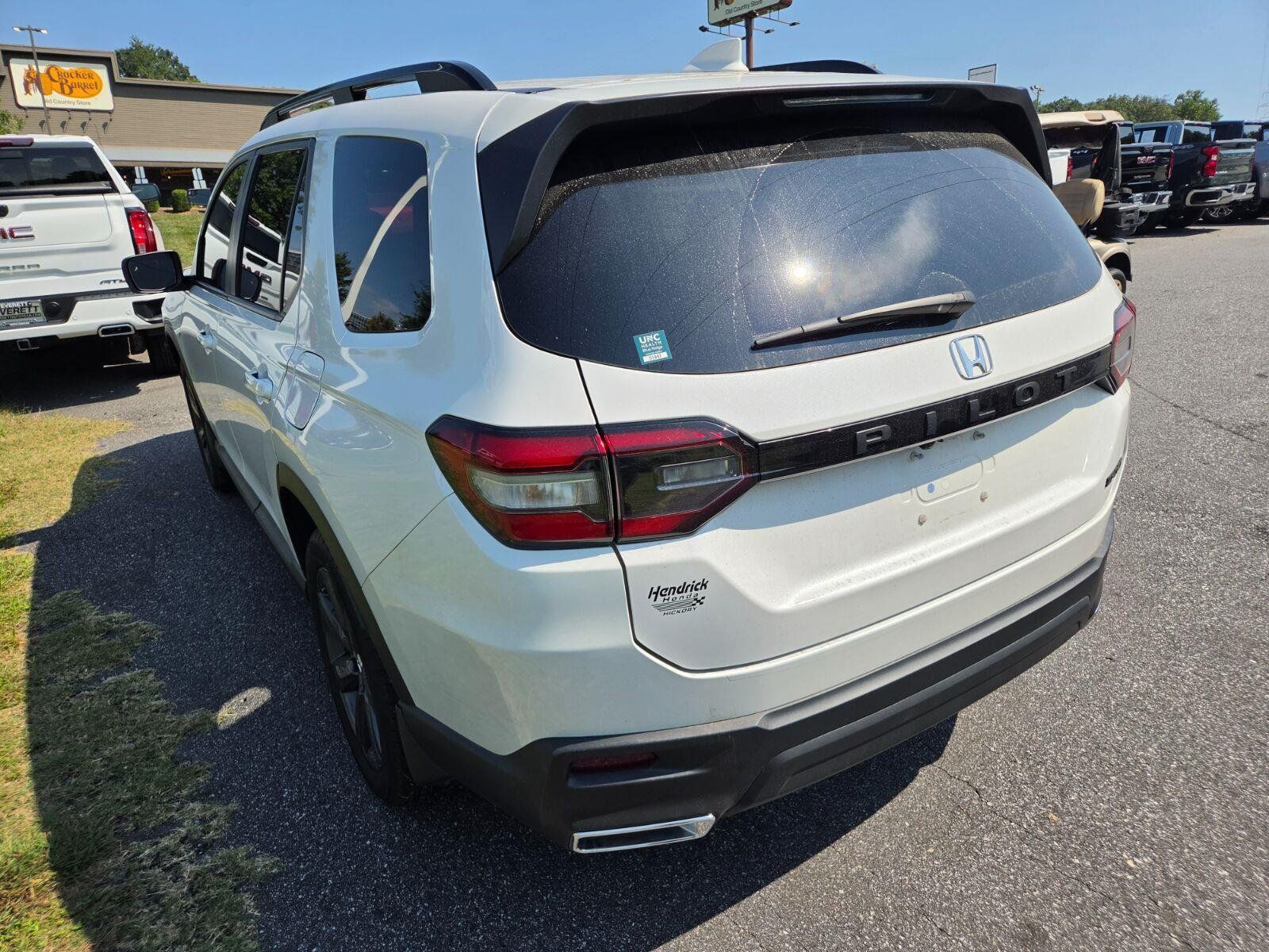 Used 2025 Honda Pilot Sport image 7