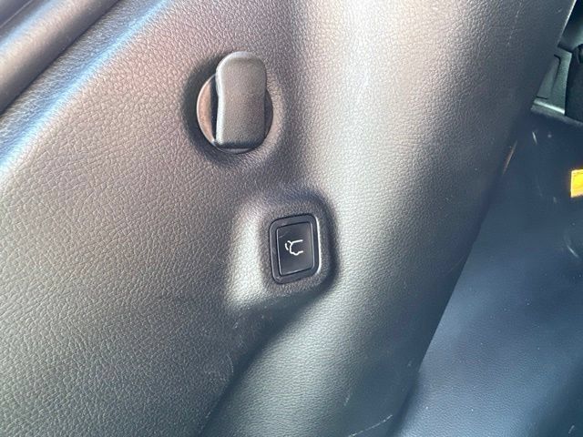 Used 2023 Jeep Compass Latitude w/ Sun and Sound Group AWD/4WD image 6