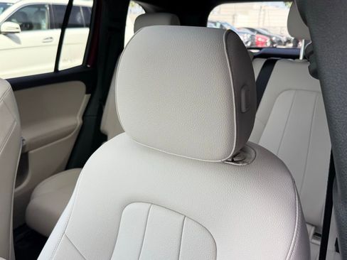Used 2026 Mercedes-Benz GLB 250 image 3