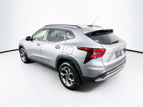 Used 2025 Chevrolet Trax LT w/ LT Convenience Package image 5