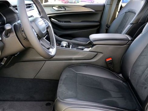 New 2025 Jeep Grand Cherokee L Laredo image 9