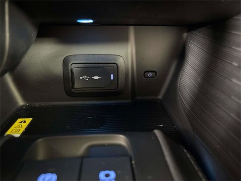 Used 2022 Toyota Venza XLE image 24