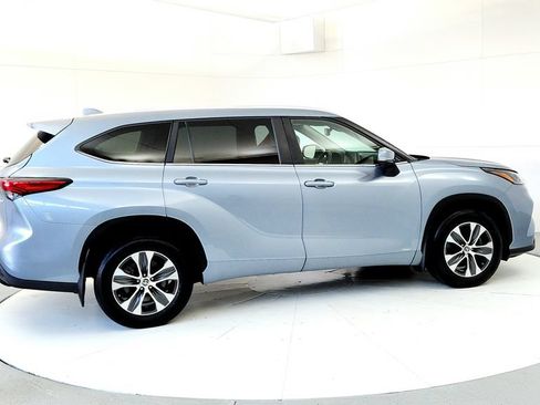 Used 2023 Toyota Highlander XLE AWD/4WD image 6