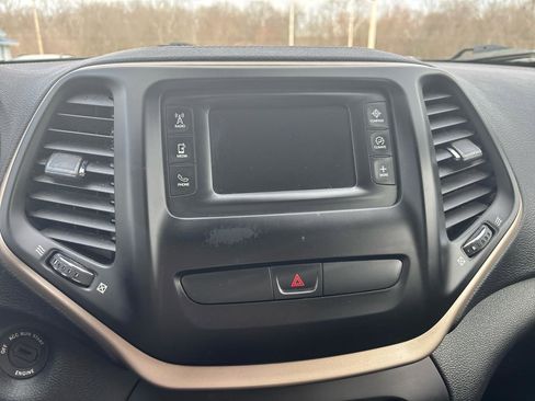 Used 2016 Jeep Cherokee Latitude w/ Cold Weather Group image 29