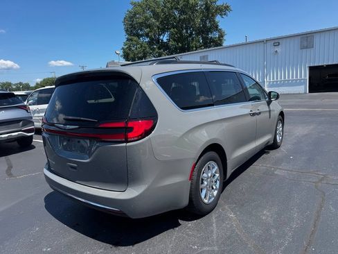 Used 2022 Chrysler Pacifica Touring-L FWD image 3