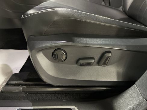 Used 2022 Volkswagen Tiguan SE R-Line image 11